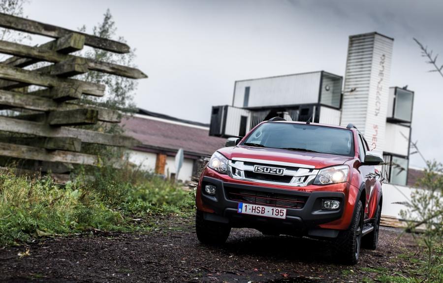  Isuzu D-Max Katana 2015 года  (фото 2 из 15)